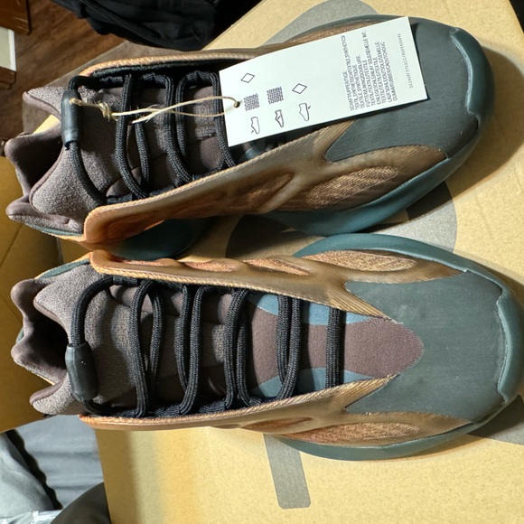 YZY 700 V3 Originals- Adidas Original - Picture 3 of 6